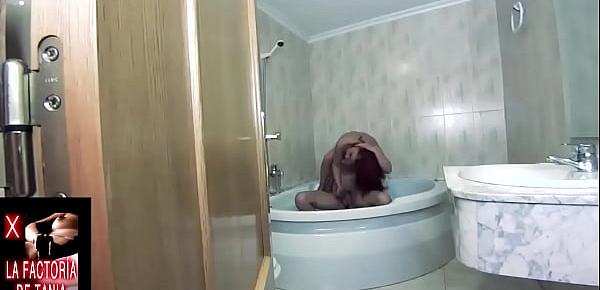 Lame el coño dentro del jacuzzi